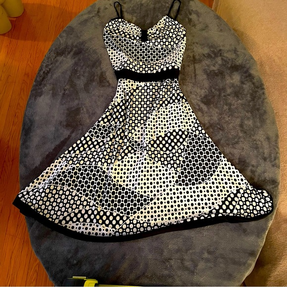 Zokai Flirty Comfortable Blank and White Pattern Dress - Picture 8 of 8